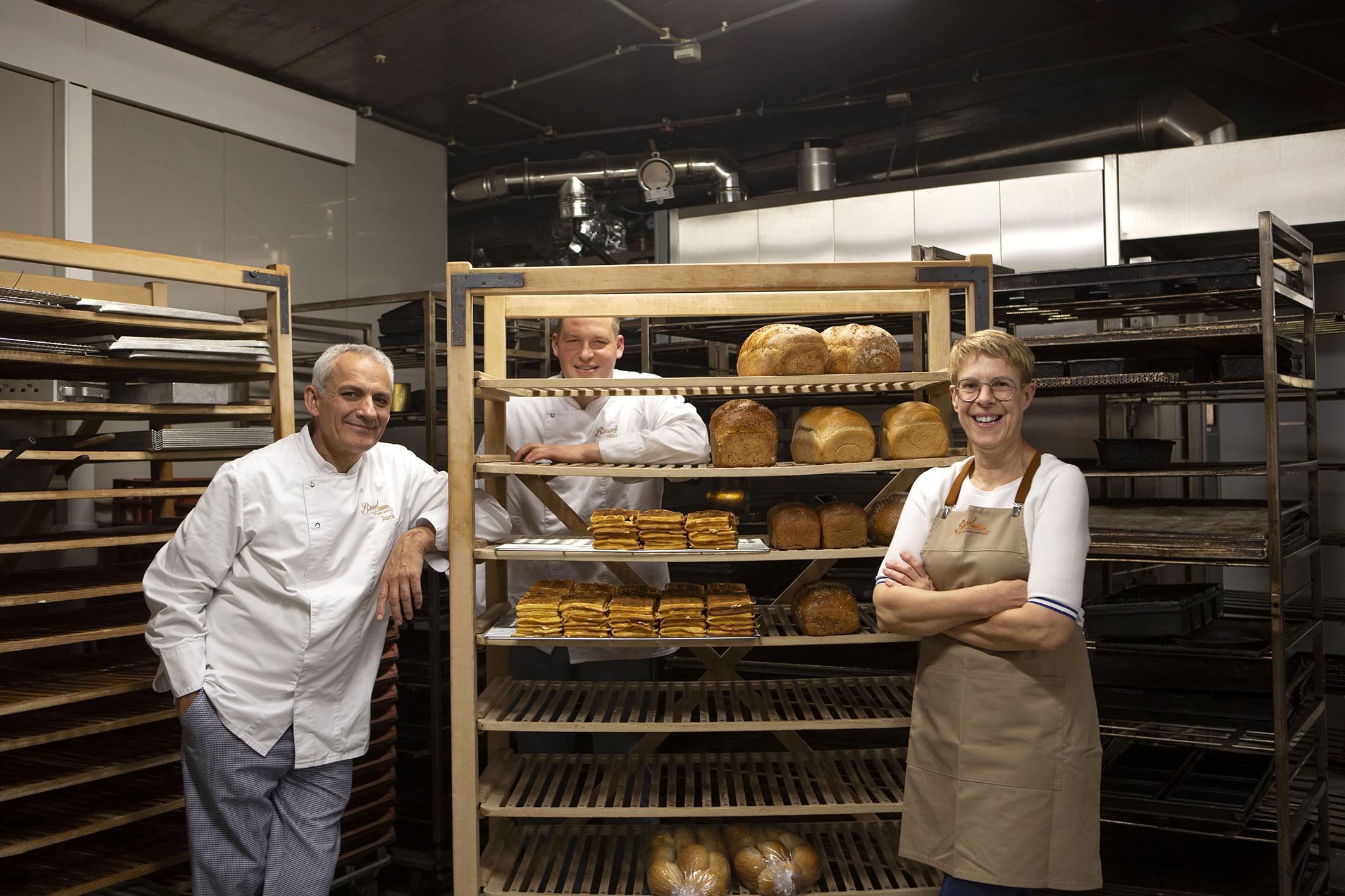 Jack, Arne en Karien van bakkerij Knapen met versgebakken brood